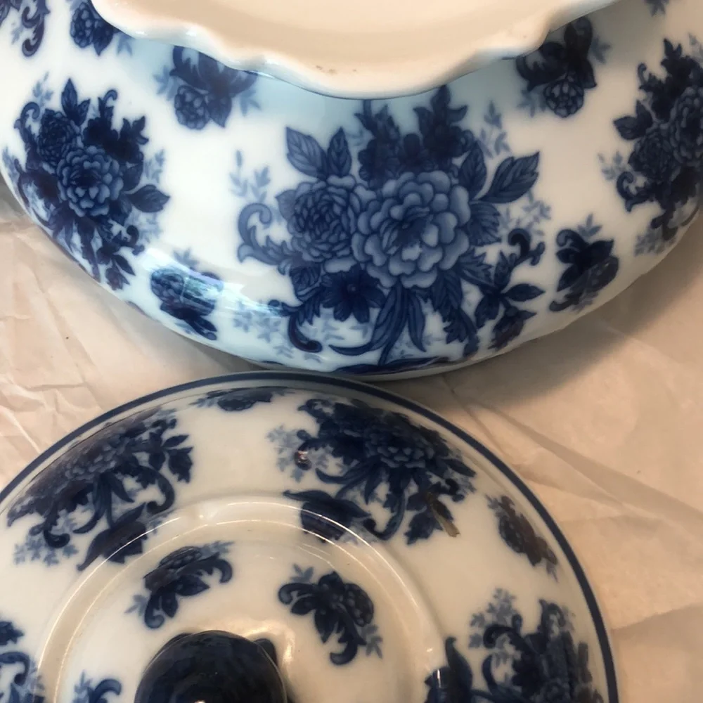 Vintage Chinese Blue & White Porcelain Soup Tureen w/Ladle approx 12.5x10”